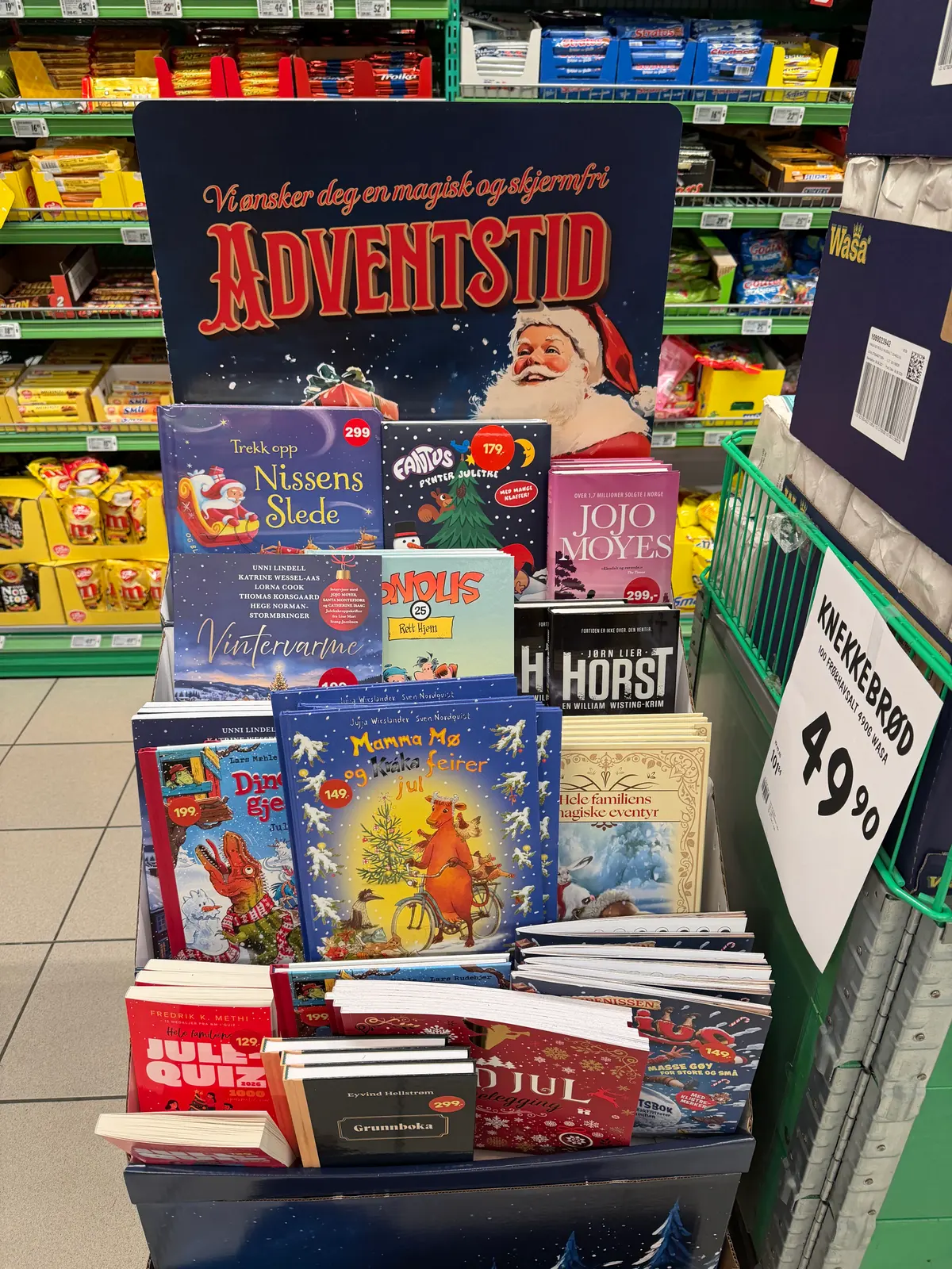 Utstilling med julehefter og julebøker i en KIWI-butikk i oktober 2026, blant annet Vintervarme, Fantus og Nissens slede.